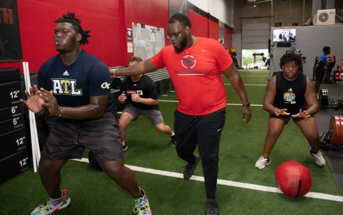 June 28, 2022; Tuscaloosa, AL, USA; Coach T Swift works with offensive and defensive linemen at Xtreme Fitness and Performance in Birmingham. Swift gives direction to Clay Chalkville High player Jacqawn McRoy. Gary Cosby Jr.-The Tuscaloosa News Coach T Swift Working With Linemen